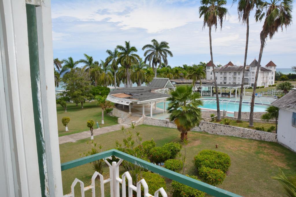 Seacastles By The Beach/Pool Montego Bay Exterior photo